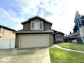 242 Newport Cir in Vacaville, CA - Building Photo