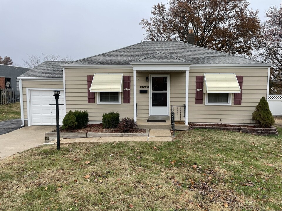 3160 Ashby Rd in St. Ann, MO - Building Photo