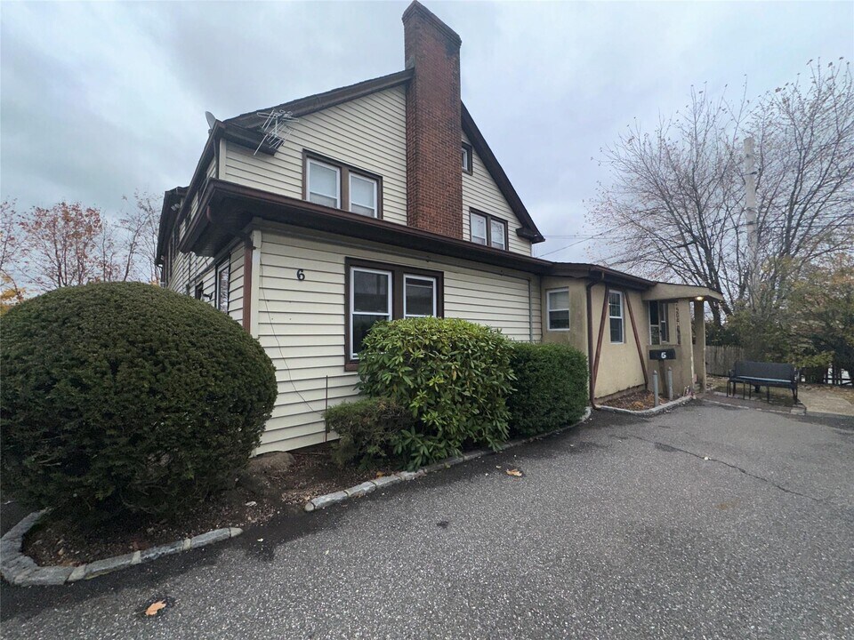 6 Florence Ave-Unit -3 in Oyster Bay, NY - Building Photo