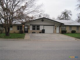 205 E 2nd St in Georgetown, TX - Building Photo