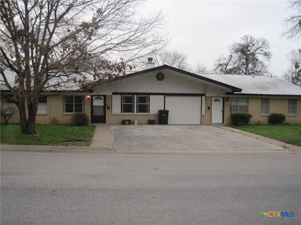 207 E 2nd St in Georgetown, TX - Building Photo