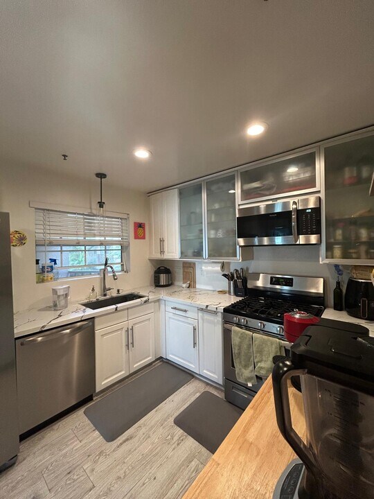 801 Pine Ave, Unit 212 in Long Beach, CA - Building Photo