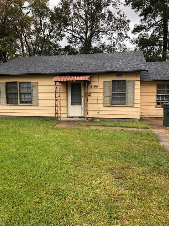 4195 Dallas Ave in Beaumont, TX - Foto de edificio