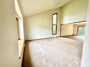 1456 Meadowcreek Ct in Pewaukee, WI - Building Photo - Building Photo