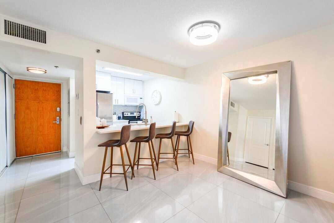 1 SE 12th St in Miami, FL - Building Photo