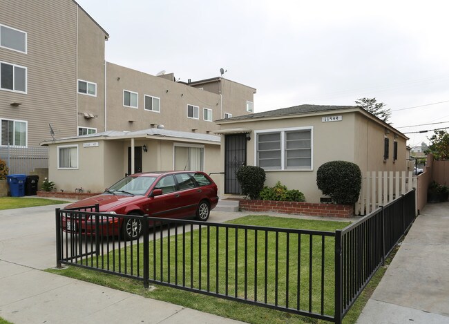 11940-11944 Courtleigh Dr in Los Angeles, CA - Foto de edificio - Building Photo