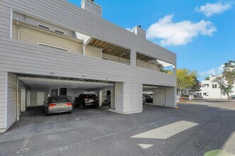 806 Spinnaker Ct in Secaucus, NJ - Building Photo - Building Photo