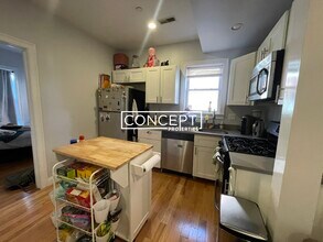 721 Parker St in Boston, MA - Foto de edificio - Building Photo