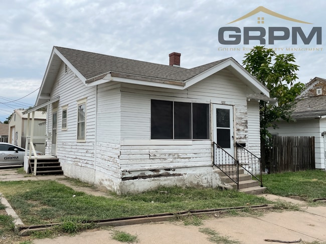 property at 102 W 8th Ave