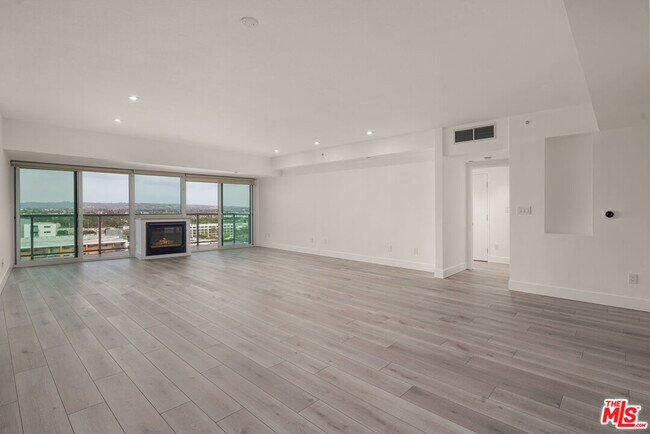 13600 Marina Pointe Dr in Marina Del Rey, CA - Building Photo - Building Photo