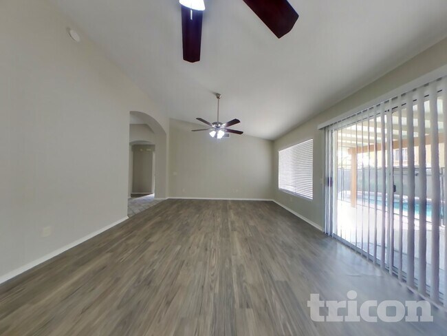 8621 W Willow Ave in Peoria, AZ - Foto de edificio - Building Photo