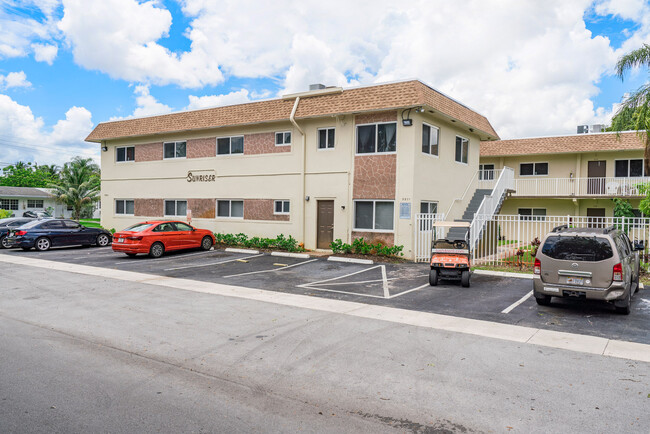 Sunriser Apartments in Sunrise, FL - Building Photo - Building Photo