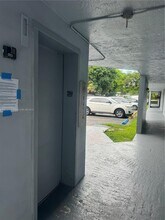 310 Fontainebleau Blvd-Unit -104 in Miami, FL - Foto de edificio - Building Photo