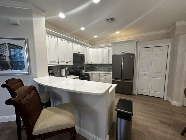 8837 E Bay Cir in Ft. Myers, FL - Building Photo - Building Photo