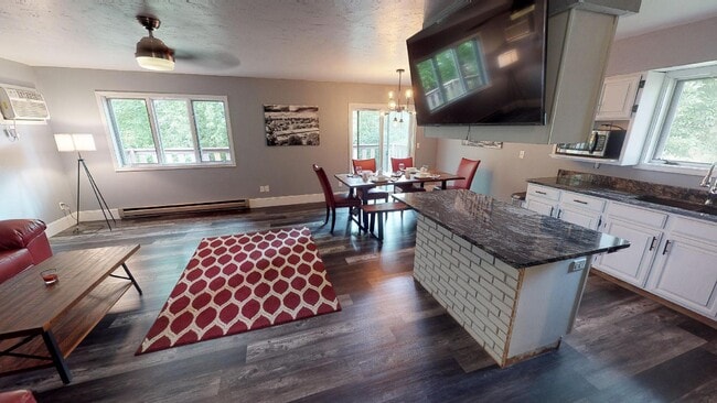 325 Westbrook Dr, Unit Executive Airplane Suite