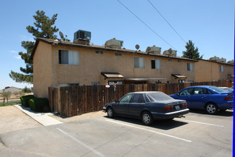 16280 Sequoia Ave in Hesperia, CA - Foto de edificio - Building Photo