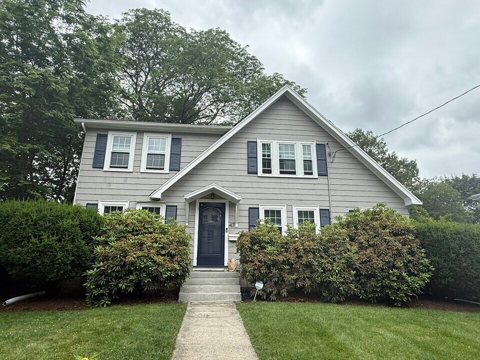 47 Maplewood Ave in Newton, MA - Building Photo