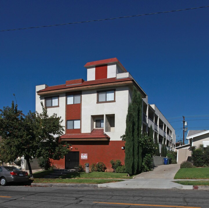 635 E Cypress Ave in Burbank, CA - Foto de edificio