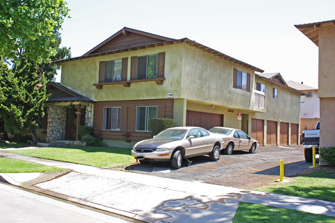 747 N Adele St in Orange, CA - Foto de edificio