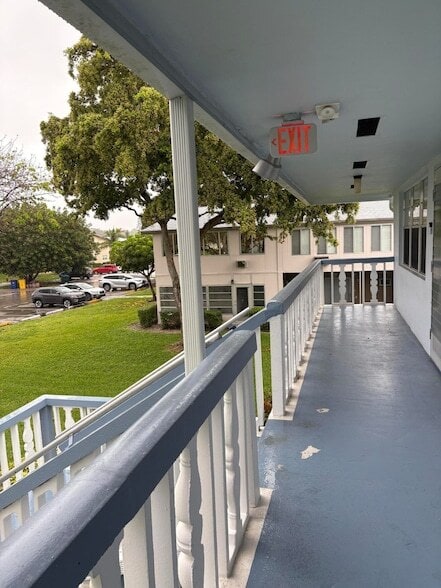 151 Canterbury E in West Palm Beach, FL - Foto de edificio - Building Photo