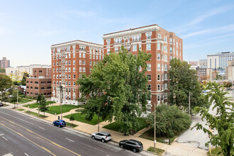 St. Regis Apartments in St. Louis, MO - Building Photo - Building Photo