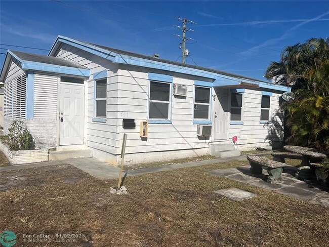 1955 Buchanan St in Hollywood, FL - Building Photo - Building Photo