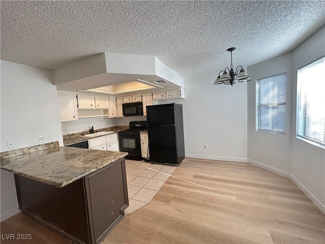 725 Rock Springs Dr in Las Vegas, NV - Building Photo - Building Photo