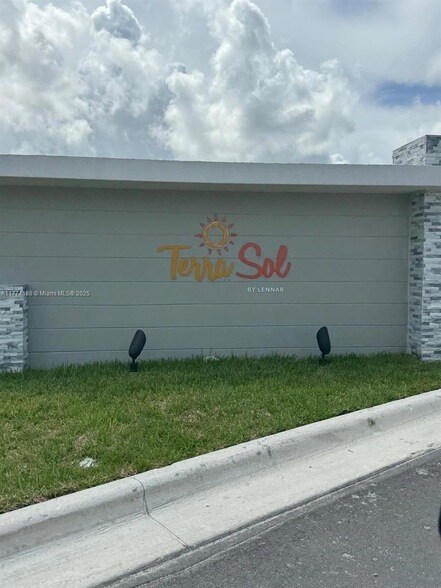 633 SE 13th St Cir in Homestead, FL - Building Photo