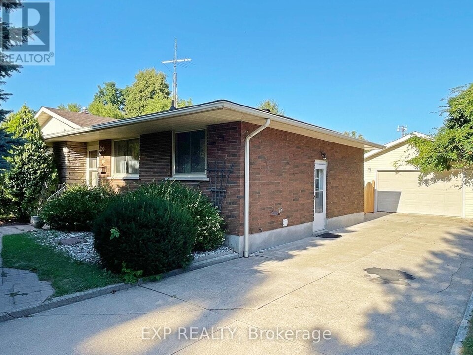 46 Croydon Dr in St Catharines, ON - Building Photo