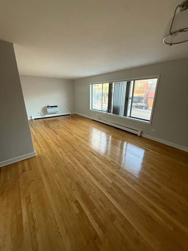 3852 N Elston Ave in Chicago, IL - Foto de edificio - Building Photo