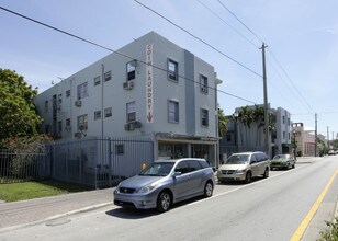3301 Grand Ave in Miami, FL - Building Photo - Building Photo