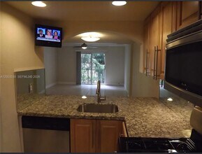 6709 N Kendall Dr in Miami, FL - Building Photo - Building Photo