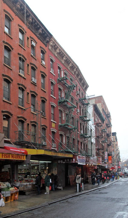 135 Mott St in New York, NY - Building Photo