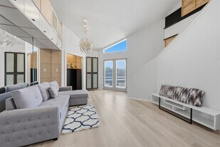 10855 Meadowglen Ln in Houston, TX - Building Photo