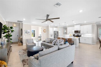 18713 Lake Hammock Dr in Naples, FL - Foto de edificio - Building Photo