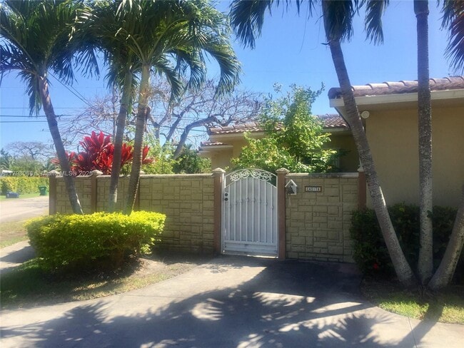 6810 SW 51st St in Miami, FL - Building Photo - Building Photo