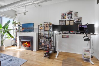 933 W Van Buren St, Unit 826 in Chicago, IL - Building Photo - Building Photo
