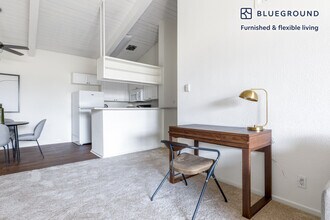 6140 Canterbury Dr in Culver City, CA - Building Photo - Building Photo