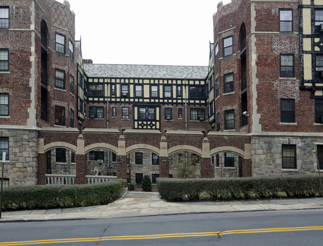 Amackassin Gardens in Yonkers, NY - Foto de edificio - Building Photo