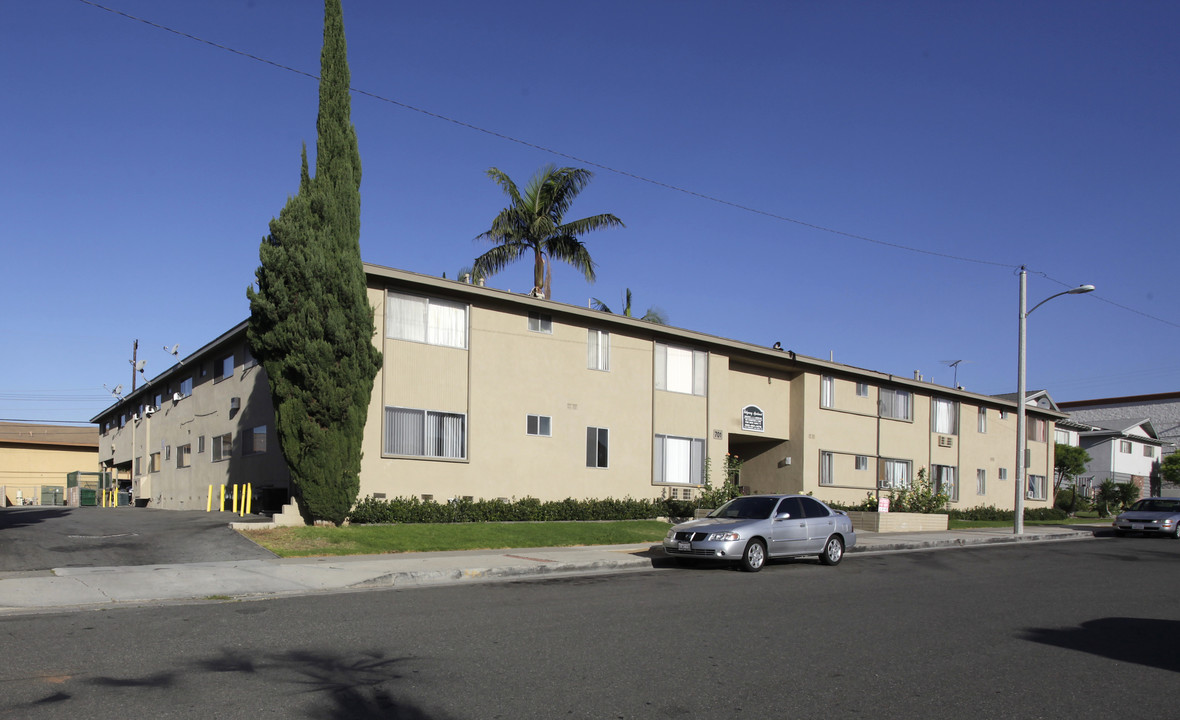 Ridgeway Apartments in La Habra, CA - Foto de edificio