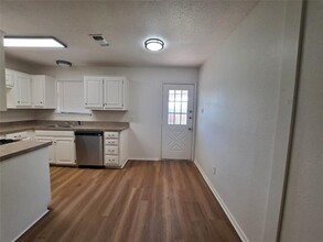 8306 Charles St in Greenville, TX - Foto de edificio - Building Photo