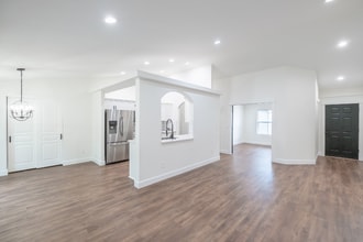 918 NE Oakmont Loop in Albany, OR - Foto de edificio - Building Photo