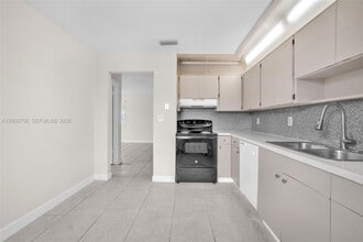 2125 McKinley St, Unit back in Hollywood, FL - Building Photo - Building Photo