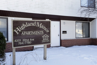 Highland Manor Apartments in Moline, IL - Building Photo - Building Photo