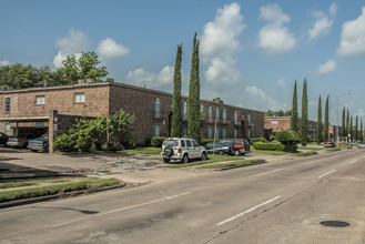 Southwest Gardens in Houston, TX - Building Photo - Building Photo