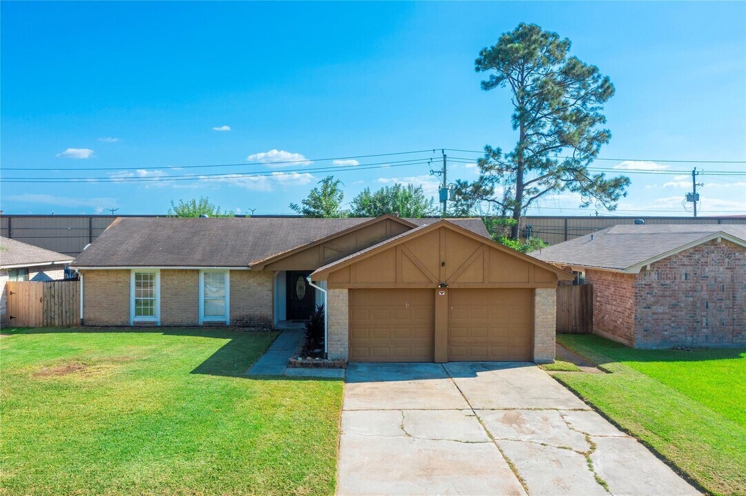 17330 Heritage Bay Dr in Webster, TX - Building Photo