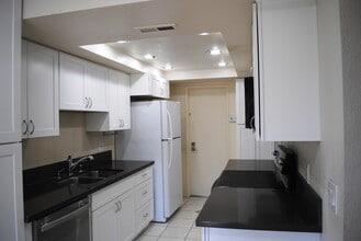 5821 Portobelo Ct in San Diego, CA - Foto de edificio - Building Photo