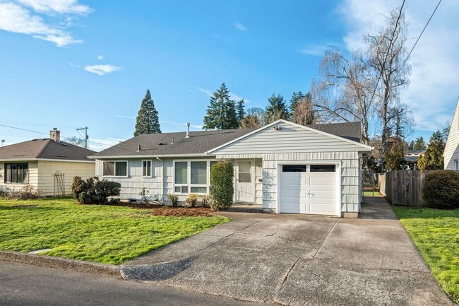 330 E Jersey St in Gladstone, OR - Building Photo - Building Photo