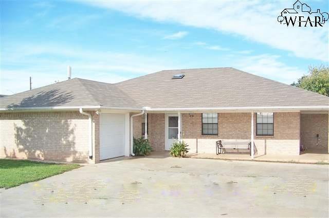 1408 W Hwy St in Iowa Park, TX - Building Photo