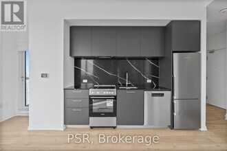 101 Roehampton Ave in Toronto, ON - Building Photo - Building Photo